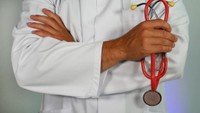 un medico con le braccia incrociate